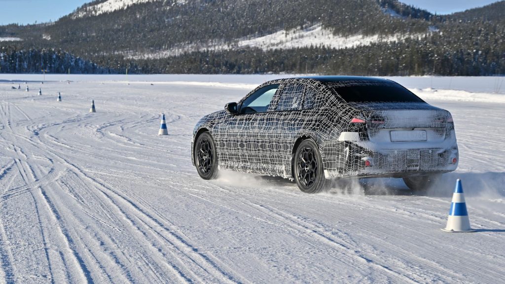 BMW’nin yeni i3 prototipi buz üzerinde gücünü gösterdi