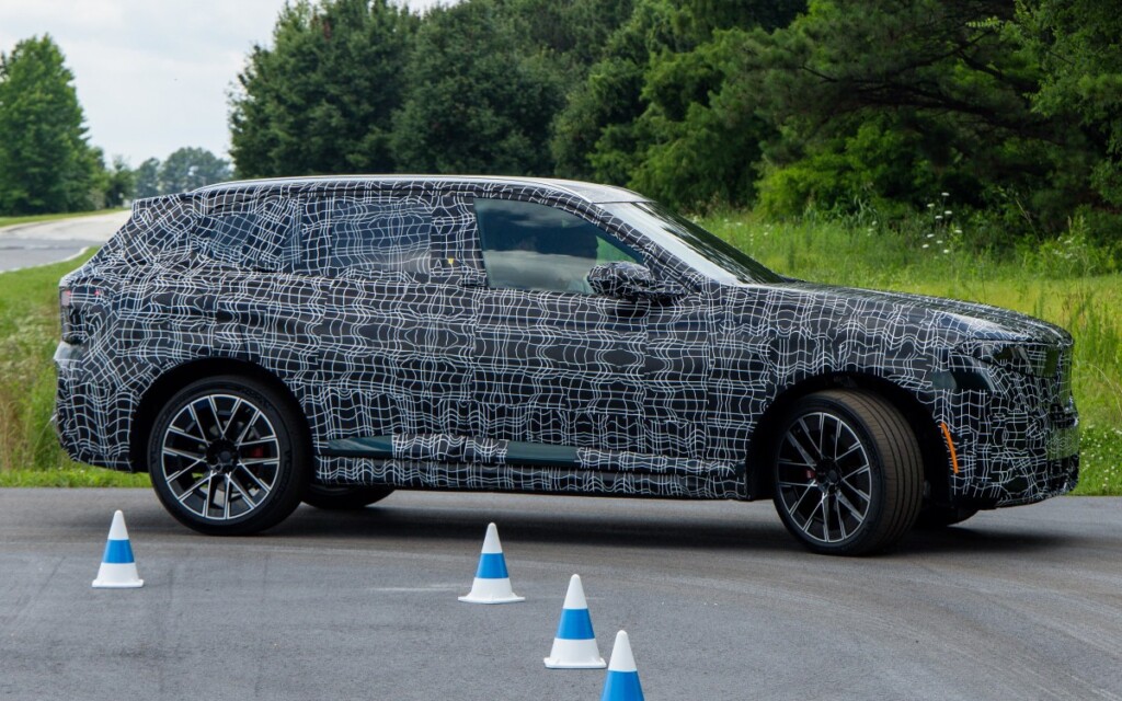 BMW iX5 şimdiye kadarki en büyük bataryayla sahneye çıkıyor
