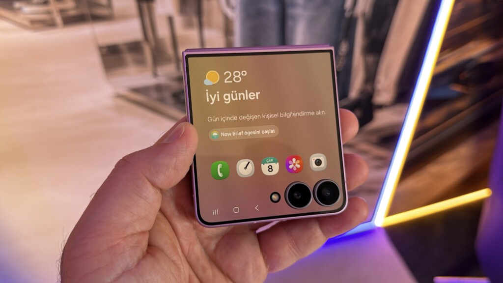 Samsung Galaxy Z Flip 8’i tanıttı: Kapak ekranı artık daha fazla iş yapıyor