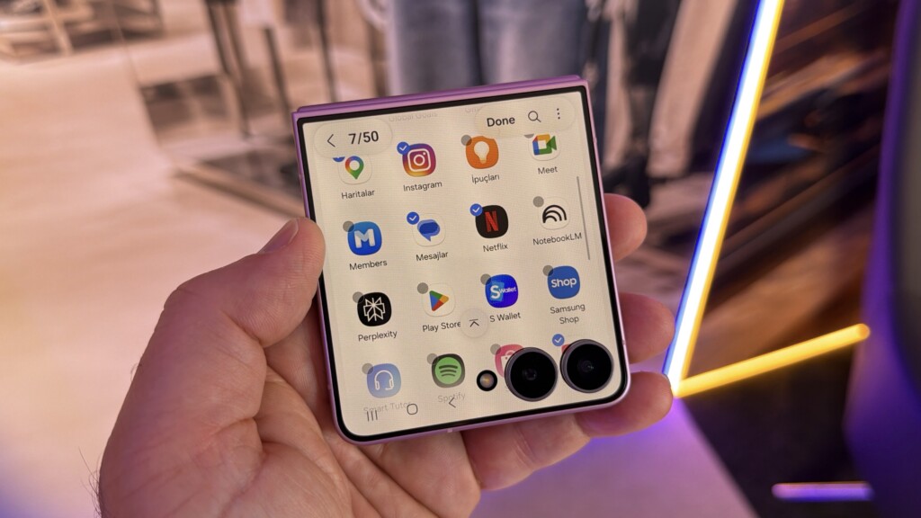 Samsung Galaxy Z Flip 8’i tanıttı: Kapak ekranı artık daha fazla iş yapıyor