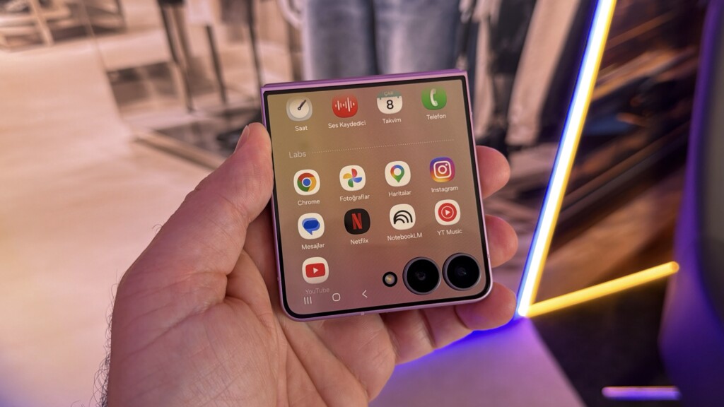 Samsung Galaxy Z Flip 8’i tanıttı: Kapak ekranı artık daha fazla iş yapıyor