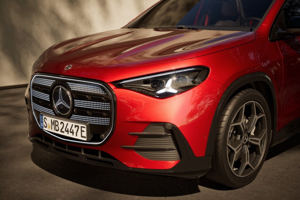 Yeni Mercedes-Benz GLA 657 km menzil ve 320 kW hızlı şarj desteğiyle geldi