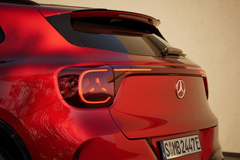 Yeni Mercedes-Benz GLA 657 km menzil ve 320 kW hızlı şarj desteğiyle geldi