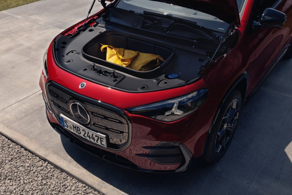 Yeni Mercedes-Benz GLA 657 km menzil ve 320 kW hızlı şarj desteğiyle geldi