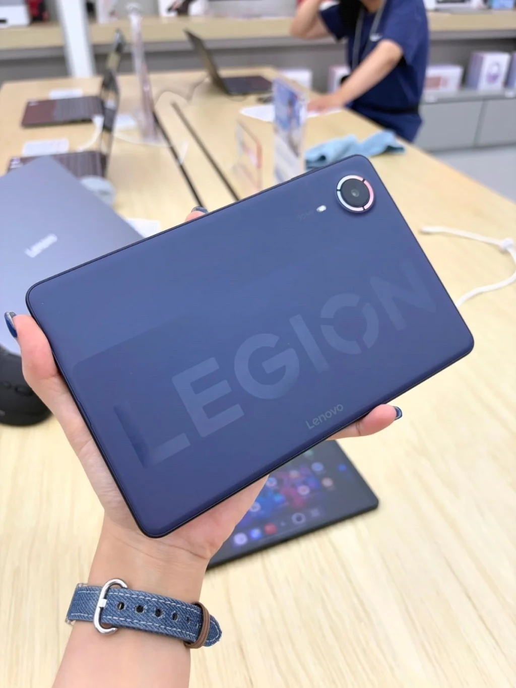 Lenovo’nun yeni kompakt oyun tableti gerçek fotoğraflarda ortaya çıktı