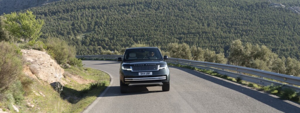 Elektrikli Range Rover sonunda geldi ve bildiğimiz Range Rover gibi görünüyor
