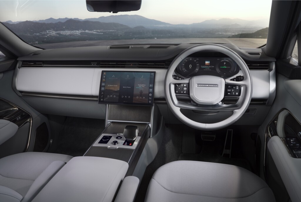Elektrikli Range Rover sonunda geldi ve bildiğimiz Range Rover gibi görünüyor