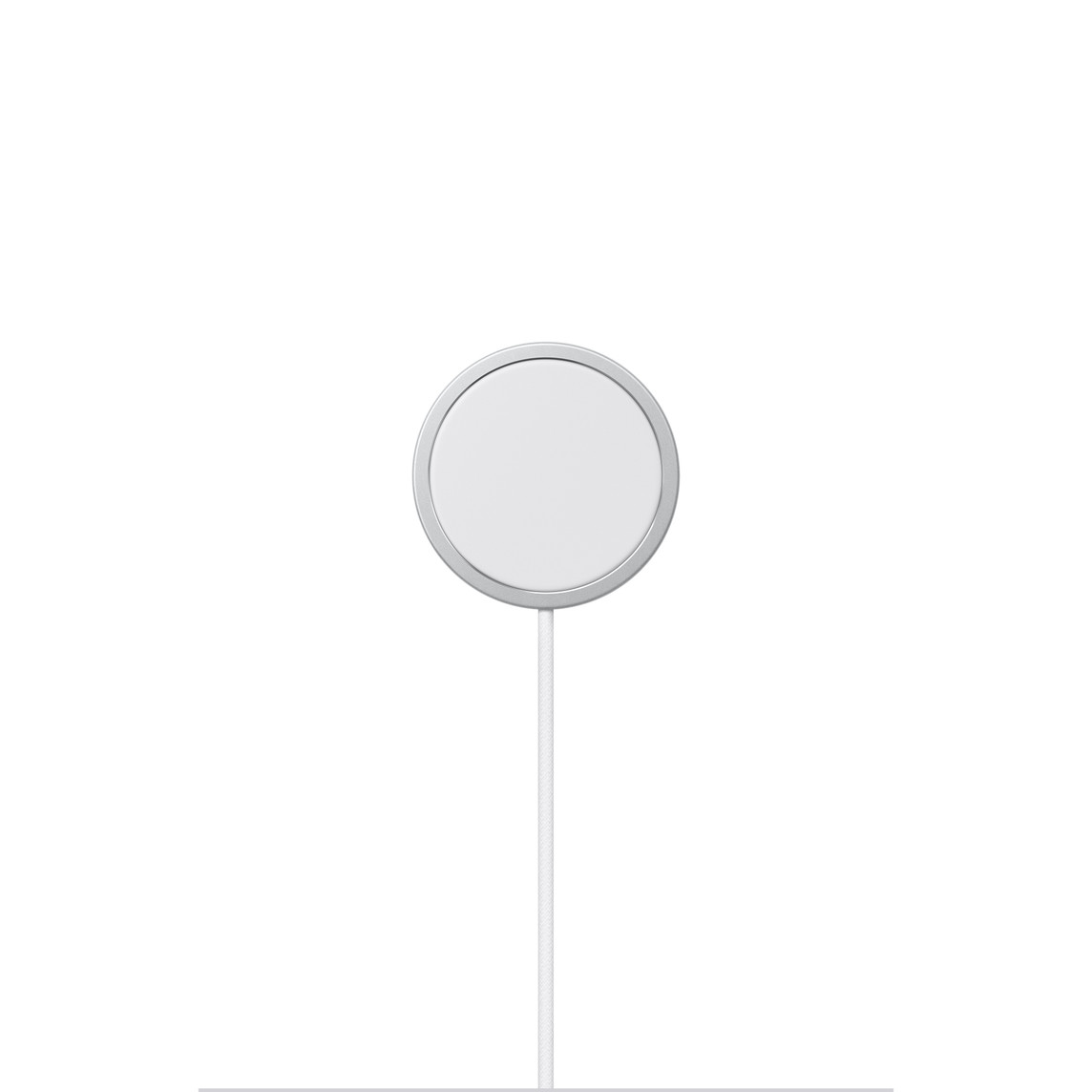 Apple MagSafe şarj aygıtının yuvarlak beyaz şarj yüzeyi ve örgülü kablosu