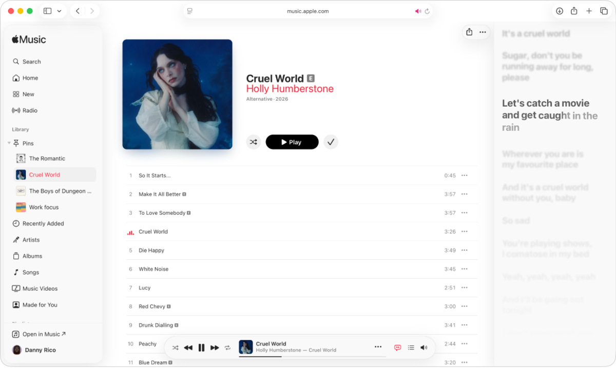Apple Music web oynatıcısında sağ panelde müzikle eşzamanlı gösterilen şarkı sözleri