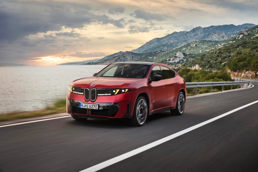 BMW iX4 688 kilometre menzil ve 603 beygire varan güç sunuyor