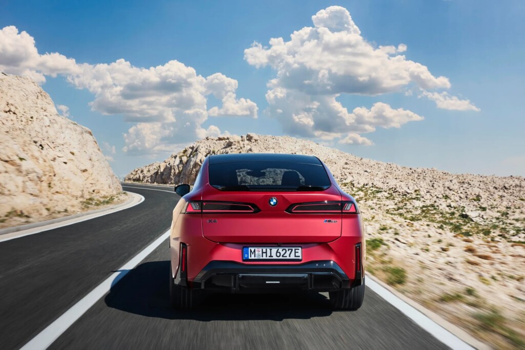 BMW iX4 688 kilometre menzil ve 603 beygire varan güç sunuyor