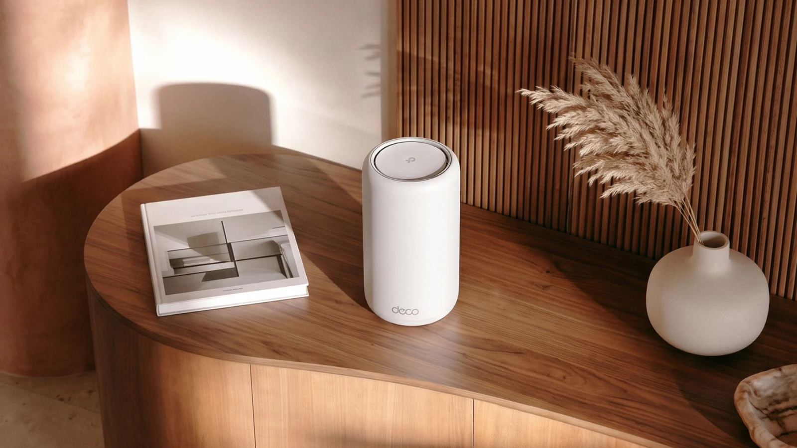 Ahşap konsol üzerine yerleştirilmiş TP-Link Deco 8 Ultra mesh birimi