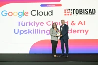 Google Cloud Türkiye Ülke Müdürü Önder Güler ve TÜBİSAD Başkan Yardımcısı Meltem Bağdatlı. Görsel: Google Cloud