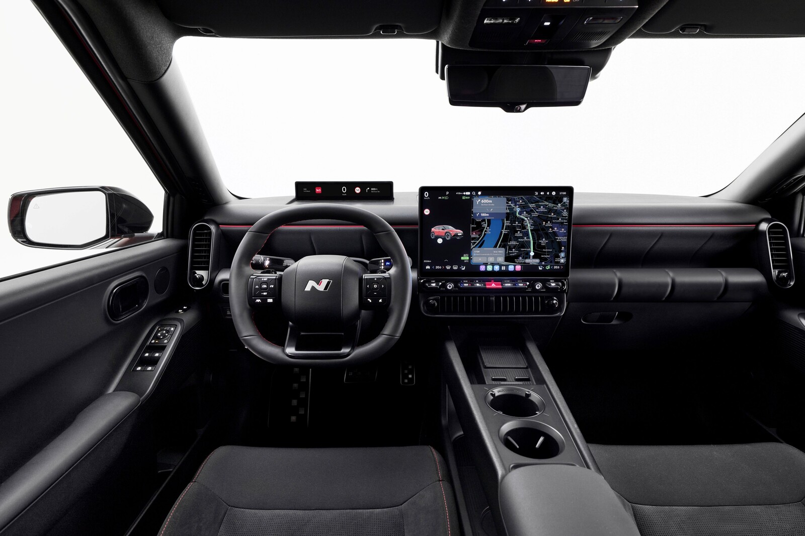 Hyundai IONIQ 3 kabininde Pleos Connect ekranı ve ekranın altındaki fiziksel düğmeler