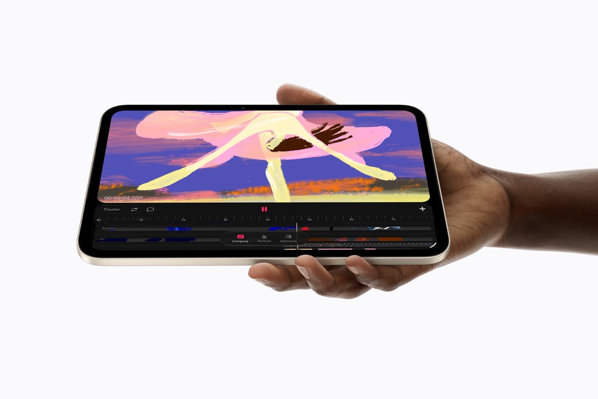 Elde tutulan iPad mini ekranında Procreate Dreams uygulaması