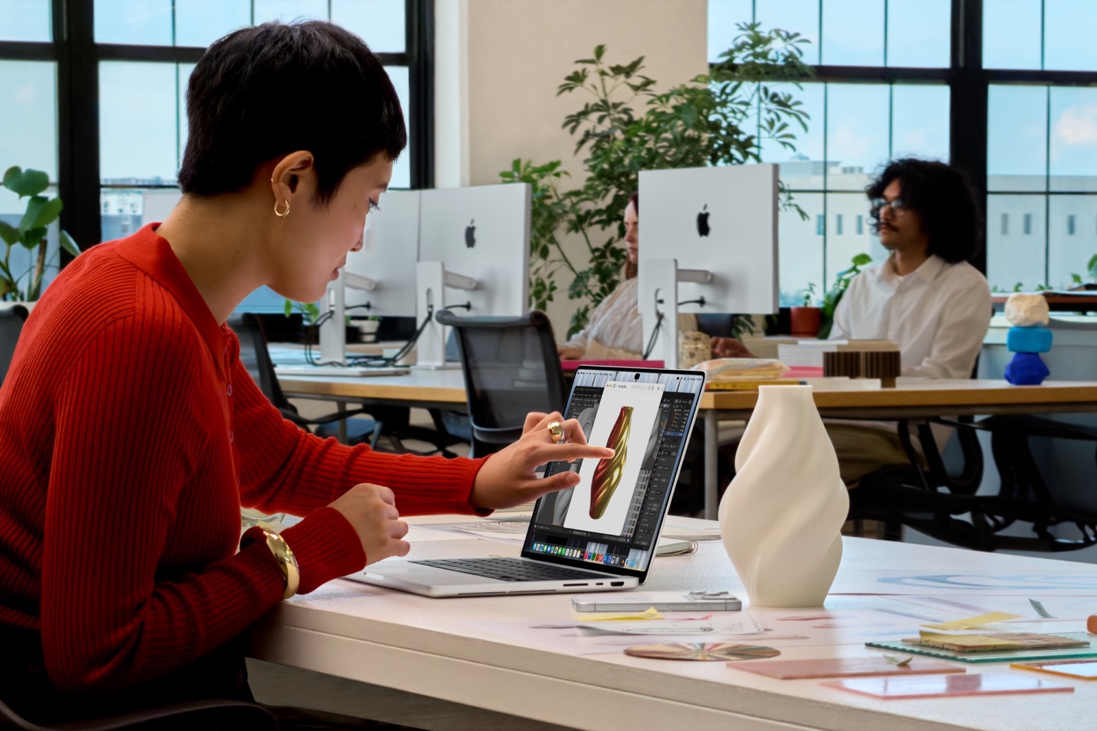 Bir kullanıcı MacBook Pro’nun dokunmatik ekranında çalışıyor