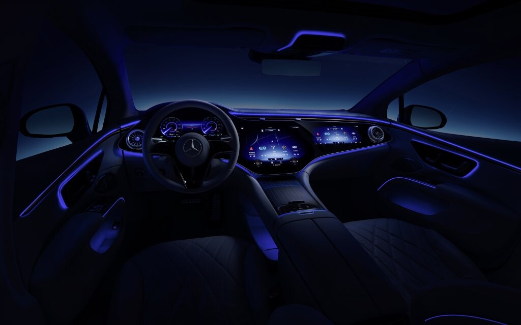 Mercedes-Benz EQS kabininde mavi ambiyans aydınlatması ve MBUX Hyperscreen ekranları