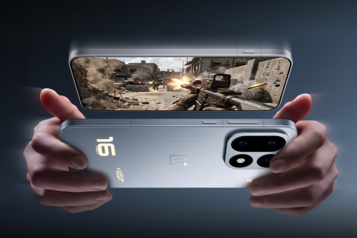 OnePlus 16’nın ekranda oyun gösteren ve arka yüzünü sergileyen tanıtım görseli
